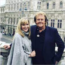 Carpendale is a pop singer who sings most of his songs in the german language. Howard Carpendale Nur Die Liebe Konnte Sie Heilen Schlager De