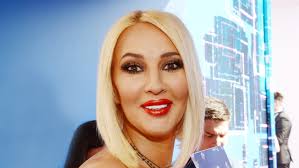 В 18 лет девушка стала мамой, родив сына своему первому мужу. Moi Zashitniki Kudryavceva Pokazala Vzroslogo Syna I Vnuka