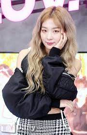 13 Female Idols Slay Blonde Curly Hair So Well Beautiful Girlzs Curly Hair Styles Red Velvet Red Velvet Seulgi