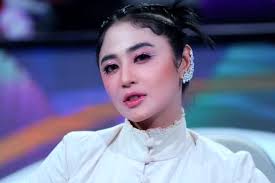 Marah Disebut Mandul, Dewi Perssik Unggah Bukti Tanda Masa Subur