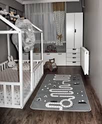 Erkek çocuk odası dekorasyonu oluşturmak istiyorsanız kız çocukları gibi cıvıl cıvıl renkleri biraz unutmanız yada fazlasını. Montessori Cocuk Odasi Montessori Cocuk Odasi Bebek Odasi Montessori Oda Hali Montessori Yat Bebek Odasi Montessori Yatak Odasi Dekorasyon Fikirleri