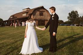We offer a 900 sq ft barn with a main floor and loft, an event tent/covered shelter than seats up to 120 ppl, a. Top Wedding Venues For 200 Guests In Branson Explore Branson