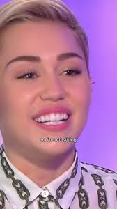 Miley Cyrus y la tendencia de sacar la lengua