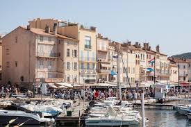 The house nestles in a hillside setting by a tributary of the river giscle 3 km from the medieval town of grimaud and 12 km from st tropez. Camping Les Prairies De La Mer Campingplatz Port Grimaud Provence Cote D Azur Frankreich Homair