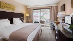 Lit King Size Dans La Chambre Superieure Avec Terrasse A L Hotel Gray D Albion De Cannes France France Chambre Hotel Chambres D Hotel De Luxe Chambre Luxe