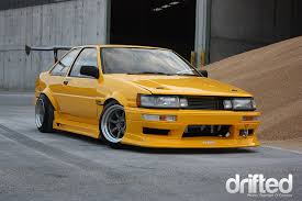 Hola chicos hoy les traigo este ae86 drift missile , el mod trae llantas distintas adelante y atrás, camber, jaula anti vuelco, motor 2jz, un extra el emblema de taxi y muchas cosas mas y sin nada mas que decir les dejo las fotos y el link por si les gusta ;). 7 Epic Ae86 Drift Car Builds To Blow Your Mind Drifted Com