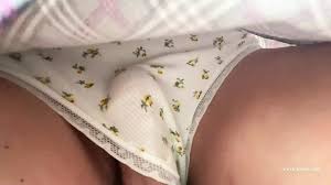 Otobüste ateşli yolculuk. Eteğin altında külotlu yarağı ovuyor