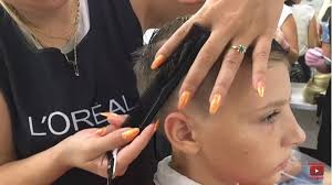 Il regolabarba (in inglese trimmer) è una macchinetta elettrica multiuso che può essere utilizzata per regolare la barba e rifinire peli pubici, ascelle e i . Come Tagliare I Capelli In Casa Scuolainsoffitta