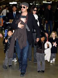 Angelina jolie, birlikte 'brangelina' olarak adlandırıldıkları eşi brad pitt'le ayrılık sürecine dair konuştu ve ayrılık nedenini ilk kez açıkladı. Brad Pitt Angelina Jolie So Sehen Ihre Kinder Heute Aus Woman At