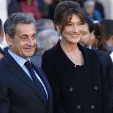 After a wardrobe change they depart for an official dinner at panchavati, prime minister manmohan singh's residence. Apres Plus De 10 Ans De Mariage Carla Bruni Et Nicolas Sarkozy Gardent Une Manie De Couple Qui Fait Sourire Femme Actuelle Le Mag