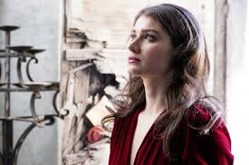 Robin di loxley viene chiamato a servire nella terza crociata in terra santa e lo ritroviamo insieme ai suoi commilitoni in una città in rovina, bloccato sotto il fuoco nemico di una potentissima balestra automatica. Robin Hood L Origine Della Leggenda Eve Hewson In Un Immagine Del Film 479021 Movieplayer It