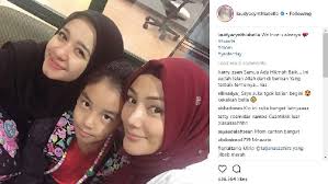 Bella memulai kariernya di dunia hiburan dan bella langsung membintangi 2 judul film sekaligus, berbagi suami dan lentera merah. Laudya Cynthia Bella Akrab Dengan Mantan Istri Suami Ini Risiko Gaya Tempo Co