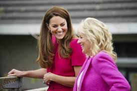Es war der erste auftritt nach seiner geburt im herzogin kate kam in einem camelfarbenen mantel bei ihrem termin an. Herzogin Kate Und Jill Biden Unterstreichen Rolle Fruher Kindheit