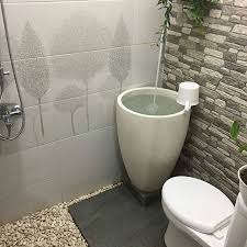 Anda juga bisa membeli kloset jongkok sebagai gantinya digunakan shower untuk memenuhi kebutuhan. Desain Kamar Mandi Minimalis 2x2 Kloset Jongkok Info Kece