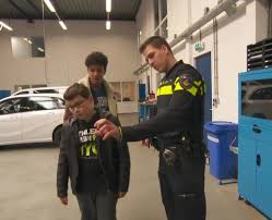 Sinds de eerste politieauto in gebruik genomen werd door de politie van akron in de amerikaanse staat ohio in 1899 worden deze voertuigen gebruikt om onder andere. Hoe Maken Ze Van Een Gewone Auto Een Politieauto Willem Wever