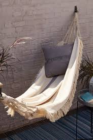 Qui N A Jamais Reve D Installer Un Hamac Pour Amenager Son Exterieur Le Meilleur Compromis Entre Confort Et En 2020 Mobilier Jardin Objet Deco Jardin Hamac De Jardin