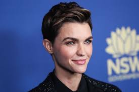 Batwoman ist eine 2019 angelaufene fernsehserie über die gleichnamige comicfigur von dc comics. Ehrliches Gestandnis Batwoman Ruby Rose Leidet Unter Akne Promiflash De