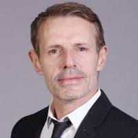 Lambert Wilson a aimé des hommes, a aimé des femmes... mais pourquoi a-t-il  tiré un trait sur la passion amoureuse ?