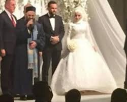 Hemen arka sırada da cübbeli ahmet hoca ve iki kızı vardı. Cigdem Hicap On Twitter Cubbeli Nin Kizi Yusra Unlu Evlenmis Iyi Ama Ahmet Hoca Bu Fetva Ne Olacak Simdi Https T Co Burgbpfuqn