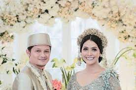 Pesepak bola syamsir alam menikah dengan putri indonesia 2017 bunga jelitha di depok, jawa barat, sabtu (21/3/2020). Perubahan Syamsir Alam Setelah Nikahi Juara Puteri Indonesia 2017 Bolasport Com