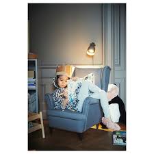Un enfant nécessite une variété de produits adaptés à sa taille et à son développement : Strandmon Fauteuil Enfant Vissle Gris Ikea