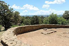 Chimney rock is the highest in elevation of all the chacoan sites, at about 7,000 feet above sea level. Datei Great Kiva At Chimney Rock Colorado Jpg Wikipedia