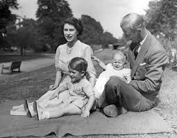 Dass ausgerechnet sie nicht das volle sorgerecht für ihre drei kinder prinz george, prinzessin charlotte und prinz louis haben. 1952 Prinz Charles Mit Seinen Eltern Queen Elizabeth Und Prinz Philip Sowie Schwester Prinzessin Anne C Imago Ppe