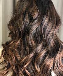 Ma per illuminare i vostri capelli potete optare anche per una tecnica assolutamente particolare e innovativa, esclusiva dei saloni compagnia della bellezza, che non vi farà passare di certo inosservate. Colore E Colpi Di Sole La Scelta Giusta Per Te Leggi La Guida Treatwell Treatwell