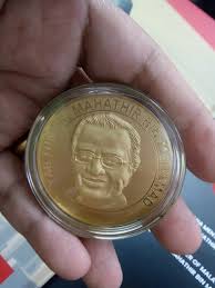 Ajakan kembali ke mata uang emas. Syiling Peringatan Tun Mahathir Dengan Emas 999 Jadikan Koleksi Sheila Inspire Lifestyle Blog