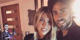 Daniela llegó a las condes en una limusina chrysler 300 con asientos de cuero, bar y un sinfín de comodidades. Si Mi Relacion Se Quiebra Por Esta Decision Sera Asi Yo He Perdonado Lo Imperdonable Daniela Aranguiz Defiende Haberse Quedado En Chile Con Sus Hijos Mientras Su Marido Regreso A Mexico Glamorama