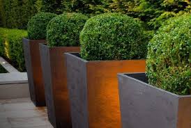 10 Easy Pieces Bronze Garden Planters Gardenista Large Garden Pots Large Garden Planters Large Plant Pots