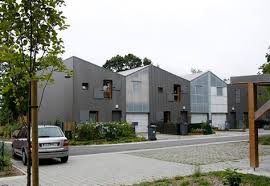 Le Quartier Offre Une Diversite De Formes Architecturales De Typologies D Habitat De Formes Urbaines Habitat Maison Maison Mitoyenne