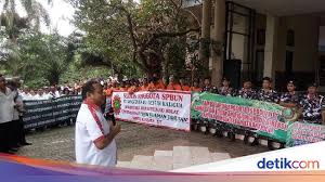 Ojek online vs janda muda di kamar kos. Dirut Ptpn Ix Yang Baru Disambut Demo Karyawan Di Semarang