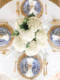 Setting your dining room table is an art, it changes depending on the event, the time and the if you're needing some inspiration on how to style the perfect dining room, let us help you out. 40 Cool Blue And White Home Decor Ideas Best For Spring Time Trenduhome Beautiful Table Settings Italian Tablescape Table Decorations