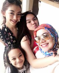 Foto yang diunggah pada selasa (22/12/2020) itu memperlihatkan kehangatan keluarga yang kini jarang terlihat. 10 Potret Liburan Sarita Abdul Mukti Inspirasi Liburan Keluarga Nih