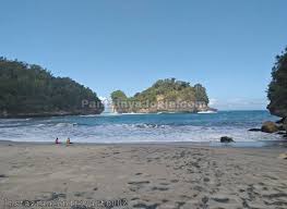 Pengelola memang membatasi waktu kunjungan mengingat obyek wisata ini masih sulit untuk diakses dan minim penerangan khususnya di malam hari. Keindahan Batuan Karang Pantai Bakung Pacitan Yang Mirip Dengan Kura Kura Pantainyajogja Com
