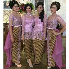 Mereka menggabungkan berbagai selera berbusana dari berbagai contoh baik itu dari trend dalam negeri maupun dari luar neger. Kumpulan Model Gambar Contoh Kebaya Batik Modern Masa Kini Kebaya Wisuda Gaun Pengantin Batik Busana Pernikahan Gaun Pes Gaun Batik Renda Kebaya Gaun Renda