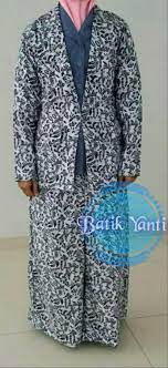 Tampak jelas, dengan baju seragam sekolah membuat kerapian dalam barisan. Baju Ibi Lapangan