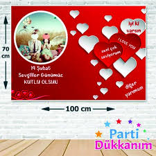 Yaklaşan tarihle birlikte hediye seçme telaşı bir yandan aldığınız hediyeye ekleyeceğiniz güzel bir not için de ortaya çıkıyor. 14 Subat Sevgililer Gunu Afisi 70 100 Cm