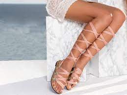 Mujeres desnudas con sandalias gladiadoras