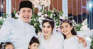 Cstproduction selepas empat tahun menduda, pelakon datuk seri eizlan yusof akhirnya berkahwin dengan wanita. Showbiz Eizlan And Natasha Wed With Style At Marina Putrajaya