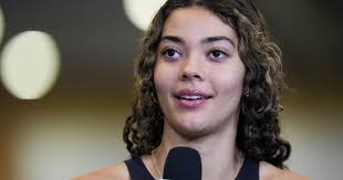 Will Dalayah Daniels turn pro after season? UW coach Tina Langley says she  has the talent