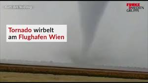 A small amount of damage was documented. Tornado Wirbelt Am Flughafen Schwechat Bei Wien Berliner Morgenpost