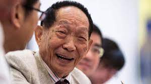 《新華社》報道，有「雜交水稻之父」之稱的中國工程院院士袁隆平，今日（22 日）下午 1 時 07 分，因多重器官衰竭，在湖南長沙病逝，享年 90 歲。但另一官媒央視對外英文頻道 cgtn，早在早上 11 時前已報道袁隆平死訊，其後刪稿並致歉。 è¢éš†å¹³èº«å¾Œäº‹ å¤§é‡æ°'çœ¾æ‚¼å¿µ ä¸­åœ‹é›œäº¤æ°´ç¨»ä¹‹çˆ¶ 7åç¶²å‹å› ä¸æ•¬è‹±çƒˆè¢«æ‹˜ Bbc News ä¸­æ–‡