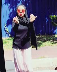 Mula aktif dalam dunia hiburan sejak tahun 2002. Siti Sarah Kiki Video Dailymotion