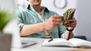 Trabalhar melhor sem ganhar só o salário: setores apostam em bônus e benefícios