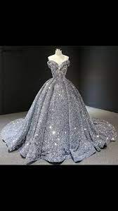 Une robe de princesse à l'effigie de la princesse merida sa vivacité et sa joie de vivre en font craquer plus d'une, la princesse disney possède une tenue unique. Robe Princesse Argente Sequins Alina Robes