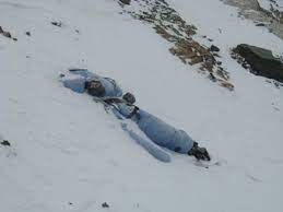 Dead bodies litter mount everest because it's so dangerous and expensive to get them down. Over 200 Bodies On Mount Everest Used As Landmarks Here Are A Few Of Them Atchuup Cool Stories Daily