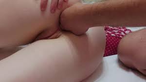 MILFの最初の肛門は1本の指で始まり、次に彼女の手をお尻に突き刺します