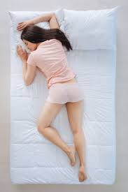 Dans les bras d'un homme. 7 Positions A Eviter En Dormant